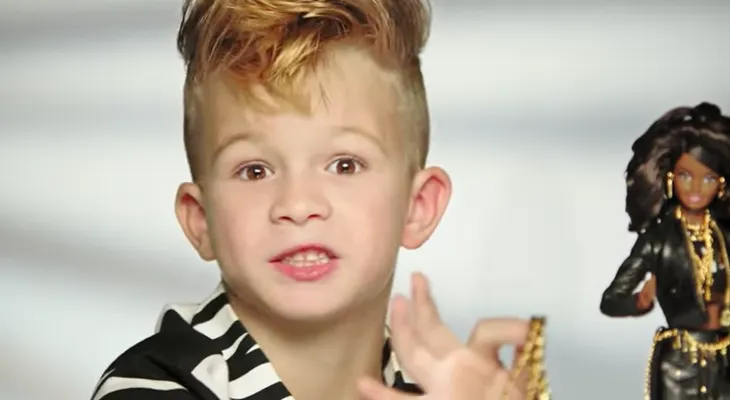 Por primera vez un niño es el protagonista de un comercial de Barbie