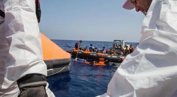  25 inmigrantes mueren al volcarse la barcaza en la que viajaban hacia Italia