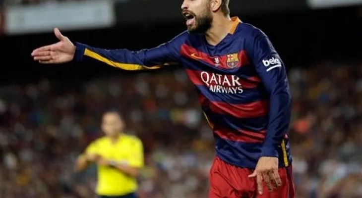Suspenden al futbolista Gerard Piqué por insultar a juez durante partido