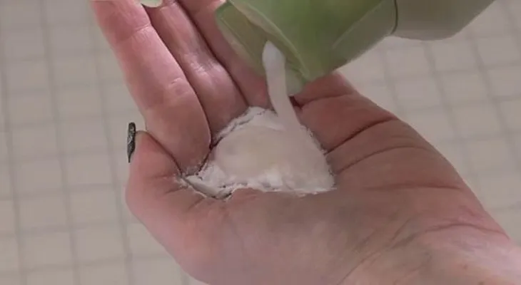 Ella puso un poco de bicarbonato de sodio en su champu. Cuando lavó su cabello? Definitivamente lo haré esta noche