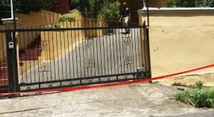 Hallan alemán muerto dentro de su residencia en Los Ríos
