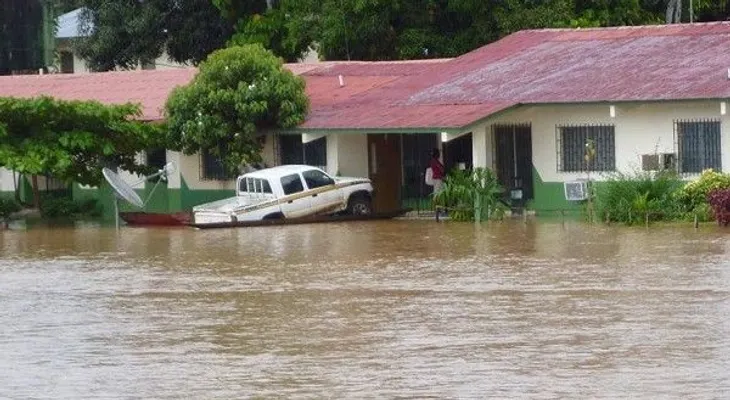 Deslizamiento de tierra afecta dos casas en Cristo Rey