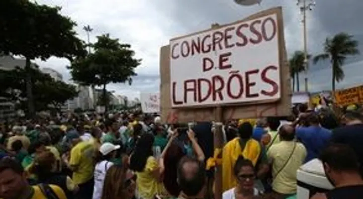 Miles de ciudadanos muestran su descontento con la corrupción en Brasil