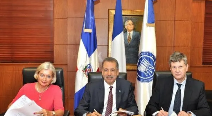 Firman acuerdo de préstamo para mejorar servicio de agua