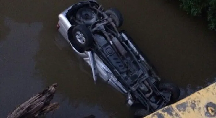 Un hombre murió y su hermano resultó herido al caer vehículo desde puente