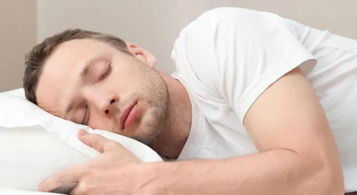  Dormir de lado es lo mejor para tu salud, según los expertos 