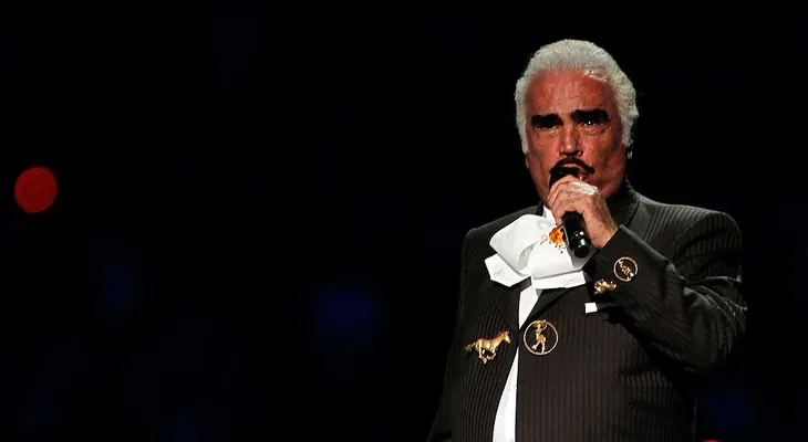 Vicente Fernández le compone un corrido a Hillary Clinton y pide votar por ella