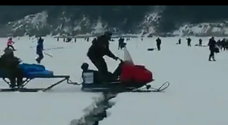 El día de mañana a la rusa: pescadores huyen a la carrera al agrietarse un lago congelado