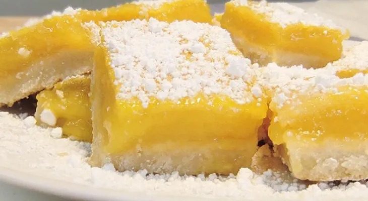 Un postre con barritas dulces de limón