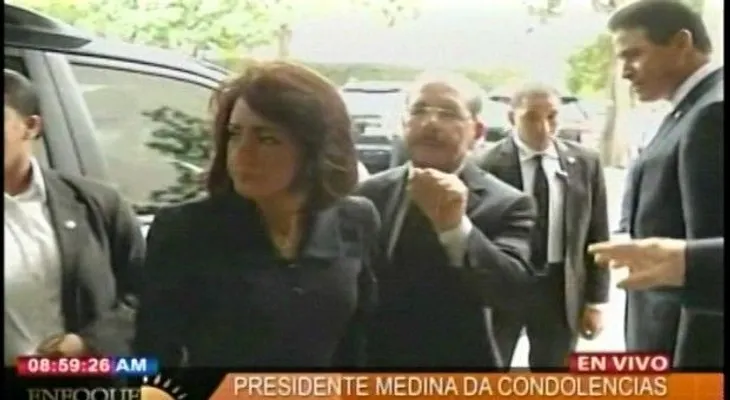 Presidente Medina acude a funeraria para dar pésame a familia de Juan de los Santos