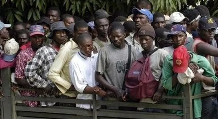 Detienen 20 haitianos por ultraje a bandera de RD en Moca (Video)
