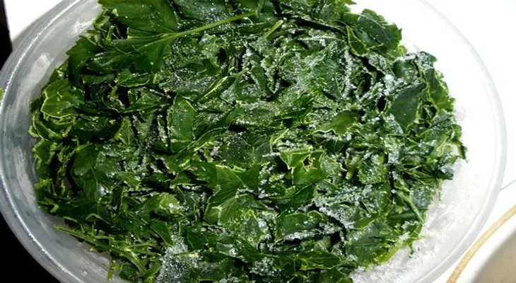 ¿Tienes Perejil en tu Refrigerador? Sácalo que no sólo se cocina, también rejuvenece tu rostro