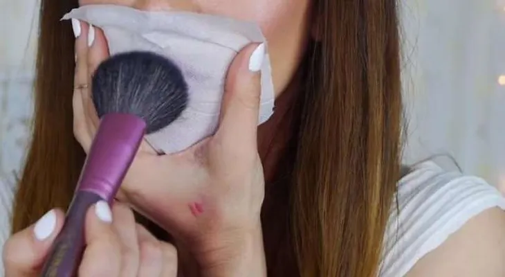 Ella colocó el papel en sus labios y luego aplicó un polvo transparente. El resultado fue DIVINO