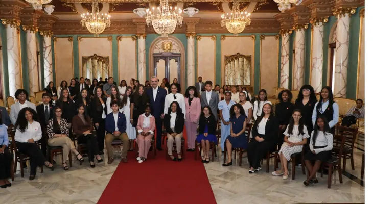 Abinader recibe a estudiantes dominicanos destacados en el exterior