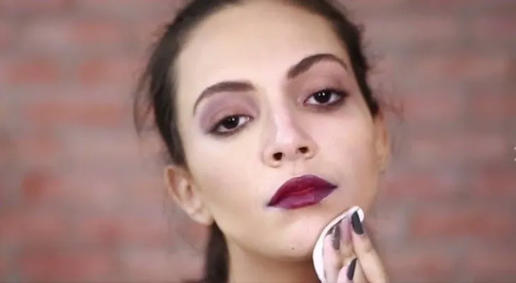 Una bloguera revela la terrible cara oculta bajo su maquillaje