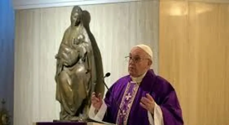 El papa bendice al mundo en soledad por el coronavirus