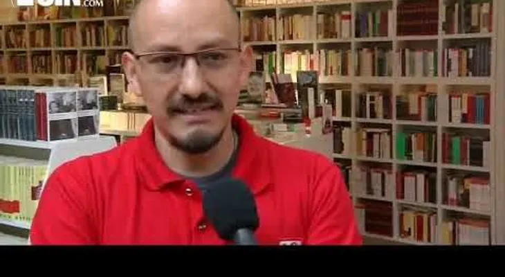 Conmoción en las redes por foto de Maluma sosteniendo un libro