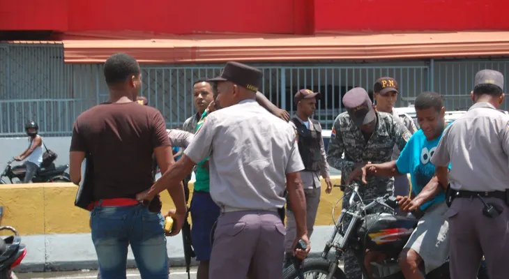 Cámara capta momento en que policías interrumpen el tránsito y detienen tres individuos