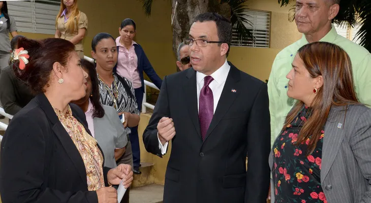 "Para mí el respeto al sistema docente es sagrado..."; sentencia el ministro de Educación, Andrés Navarro 