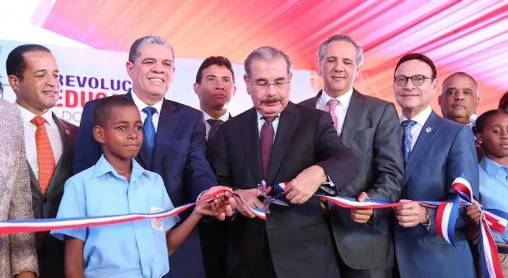 Presidente Medina entrega 23 aulas en San Luis