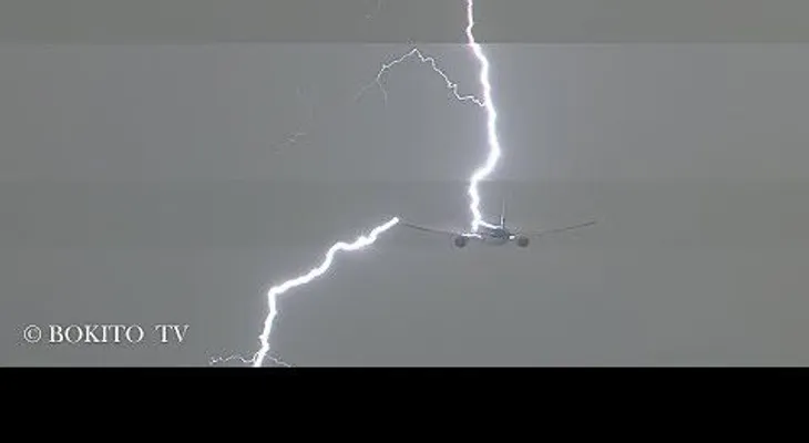 Un rayo alcanza un avión de pasajeros con destino a Perú 
