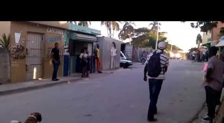 Danilo queda solo en caravana y la gente se burla (VIDEO)