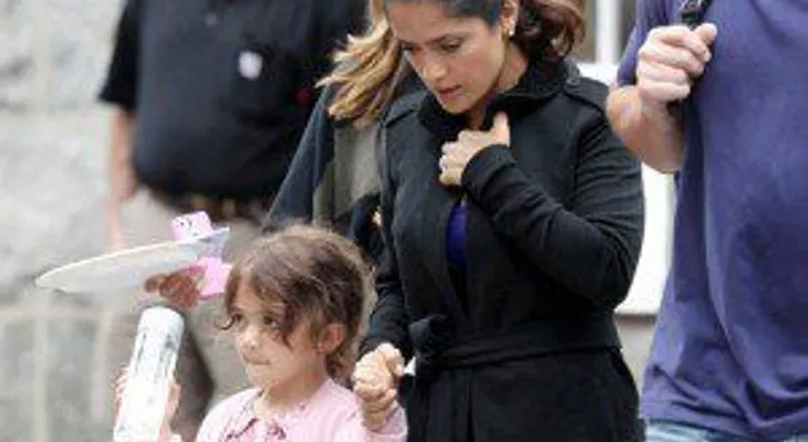 Salma Hayek logra restricción a mujeres que amenazan con secuestrar a su hija
