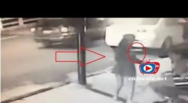 La nueva atracadora en mini, un carrazo y un pistolón (VIDEO)