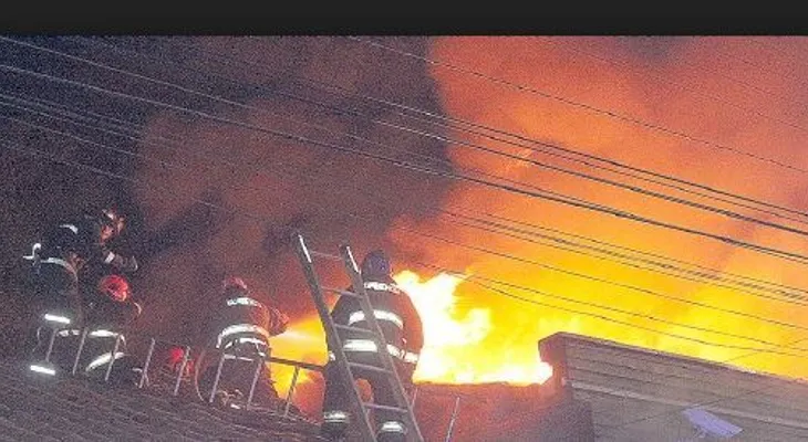 Fuego consume dos negocios y una casa en la avenida San Martín
