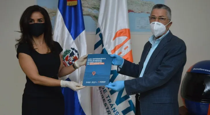 Directora del INTRANT presenta planes sobre solución de movilidad al alcalde de SDE