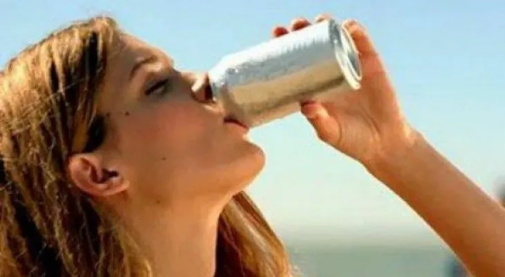 5 razones por las que tomar refresco causa artritis