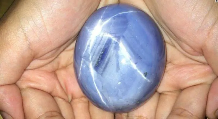 Descubren el zafiro estrella azul más grande del mundo