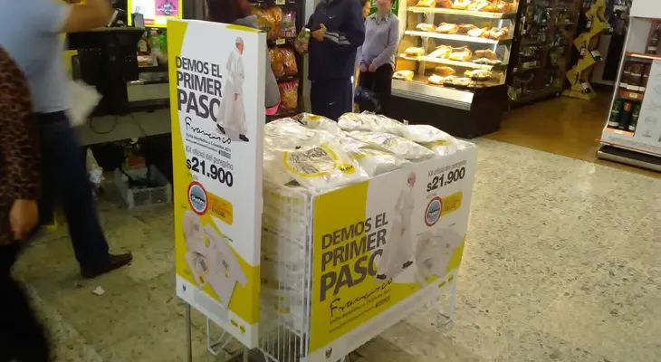 El kit oficial del papa en Colombia ayudará a financiar su visita al país