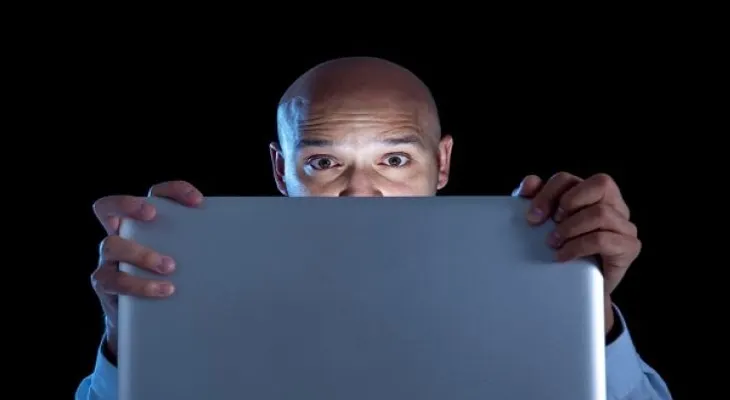 Los hombres que ven porno son más infelices 