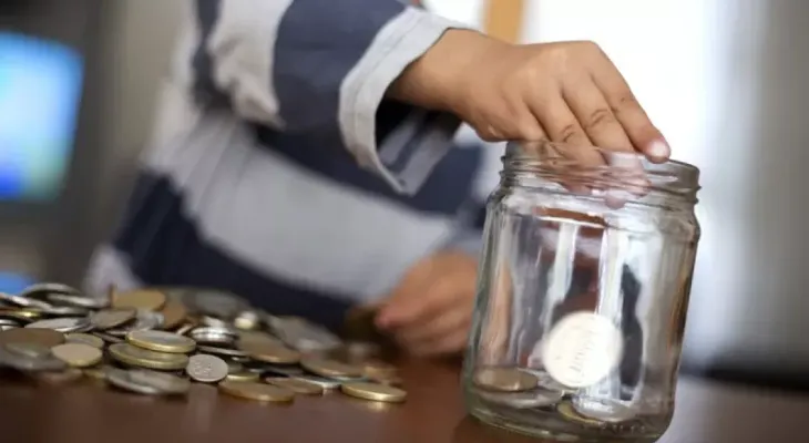Economía conductual explica por qué a los dominicanos les cuesta tanto ahorrar
