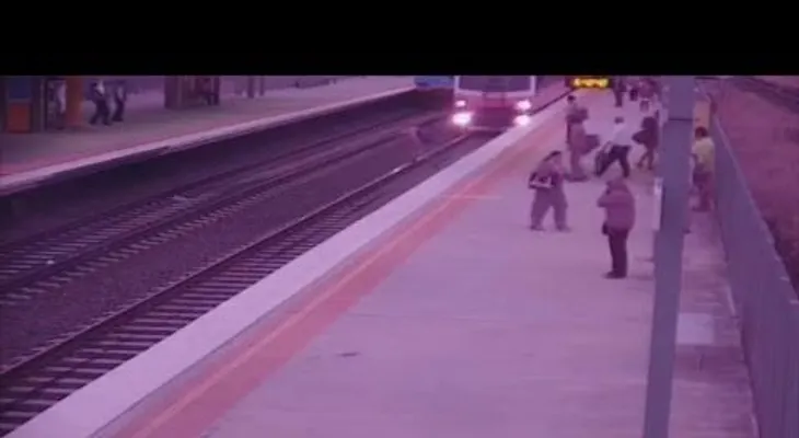 Este hombre estuvo a punto de ser aplastado por un tren (VIDEO)