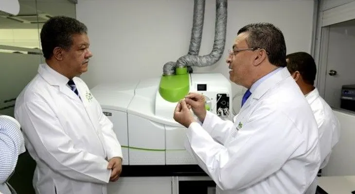 Leonel Fernández visita Laboratorio de Aduanas