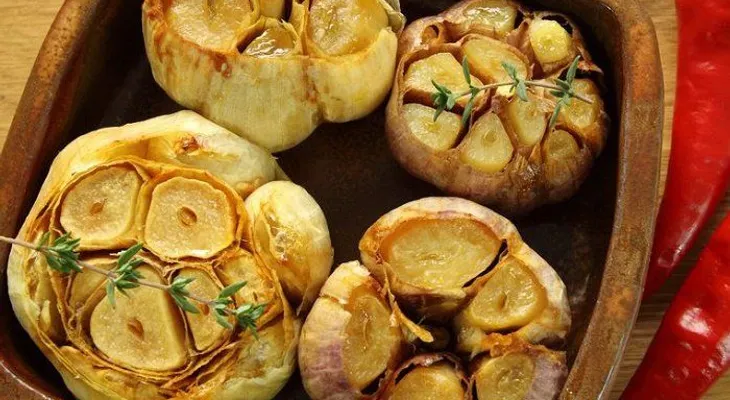 Come dientes de ajo asados y mejora tu salud en solo un día