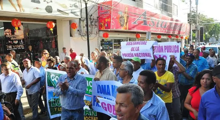 Decenas marchan para que Loma Miranda sea declarada parque nacional
