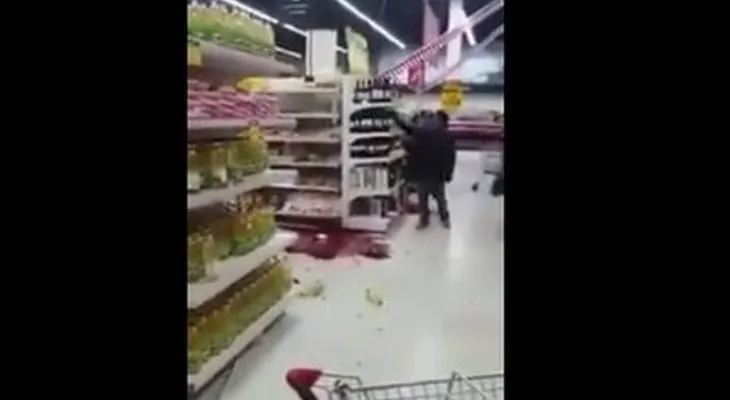 Hombre aprovecha pánico por terremoto en Chile para robar botella de vino (VIDEO)