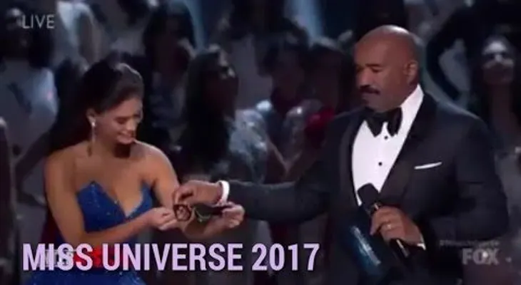 Así se vengó la ex Miss Universo un año después del presentador del certamen (VIDEO)
