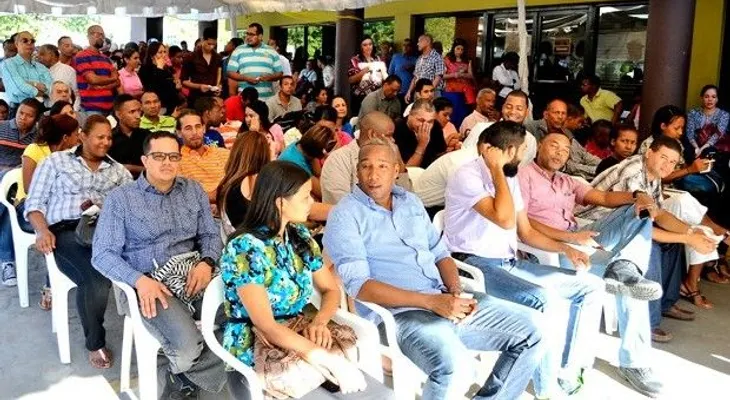 Personas acuden en masas obtener la cédula 