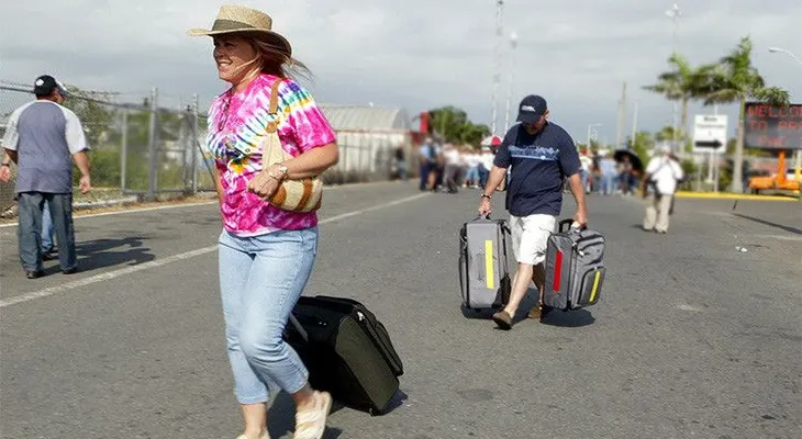 Los puertorriqueños abandonan en masa su país bajo la amenaza de default