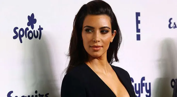Kim Kardashian y su desnudo total arriba de un árbol
