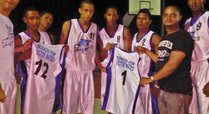 Víctor Mateo dona  juego de uniforme a equipo  Los Tiburones de Canoa