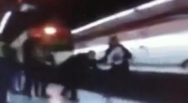 Impactante: empujan policía español por un tren (Video)
