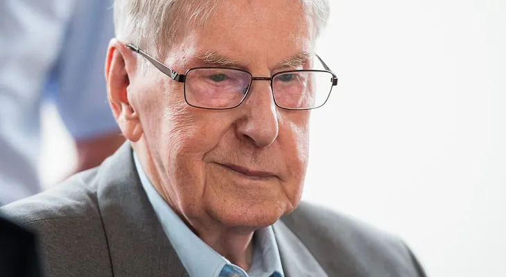 Condenan a cinco años de prisión a un exguardia de Auschwitz