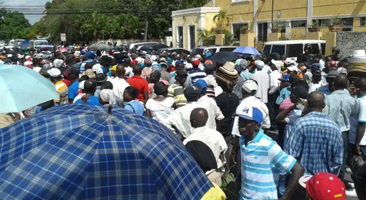Migrantes haitianos reclaman documentos frente a embajada de Haití