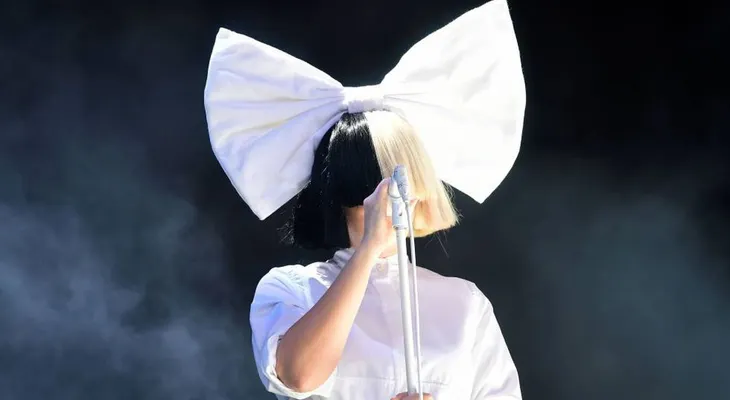 La cantante Sia se dejó ver sin su misteriosa peluca en un viaje a Dubai