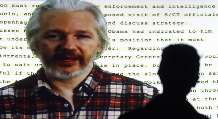 ¿El gobierno ecuatoriano vigila a Julian Assange?
